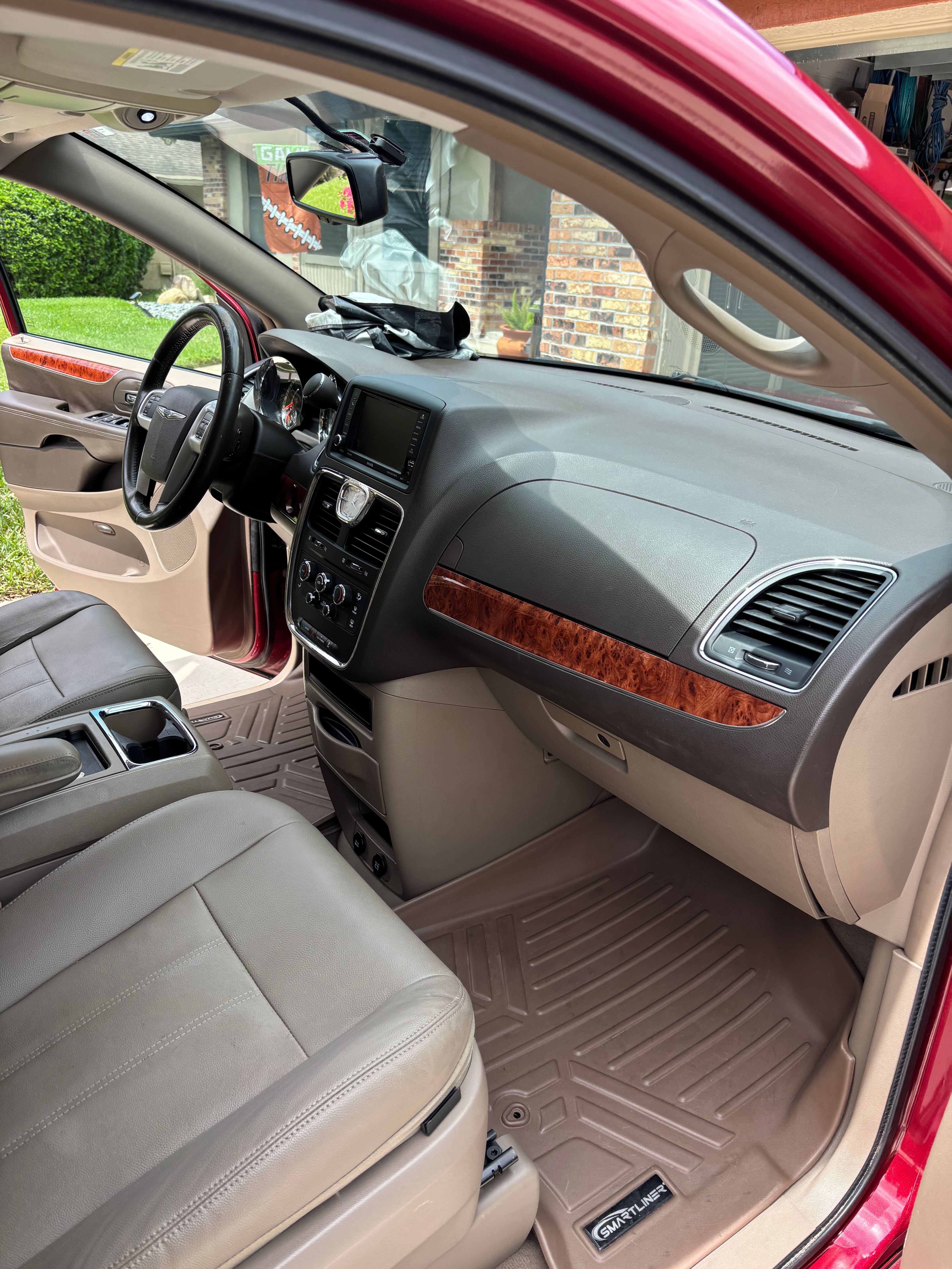 Used 2016 Chrysler Town & Country LX FWD image 12