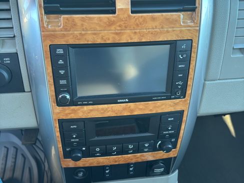 Used 2008 Chrysler Aspen Limited image 10