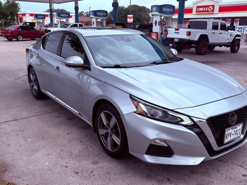 Used 2022 Nissan Altima 2.5 SV w/ SV Premium Package FWD image 2
