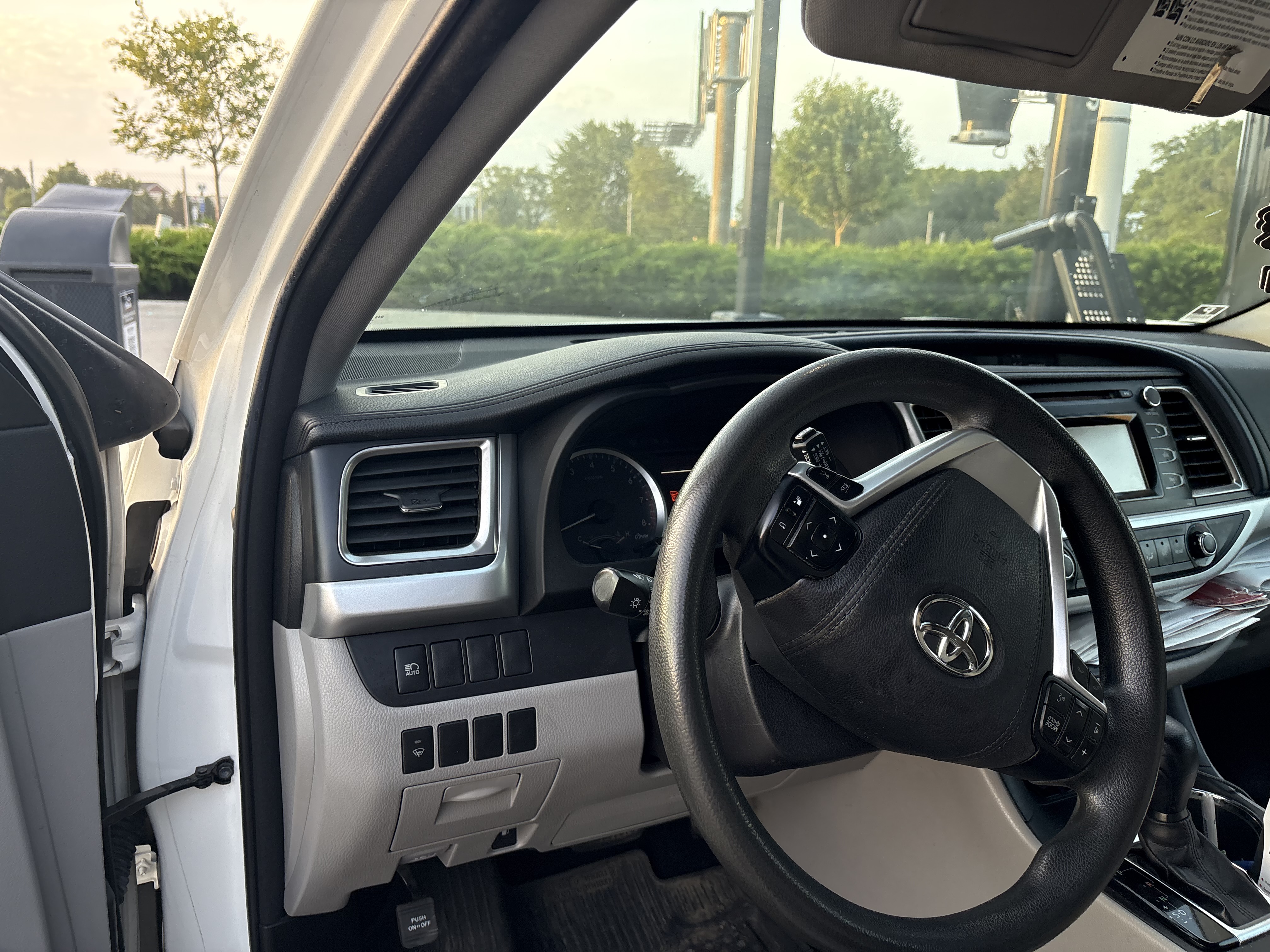 Used 2018 Toyota Highlander LE AWD/4WD image 5