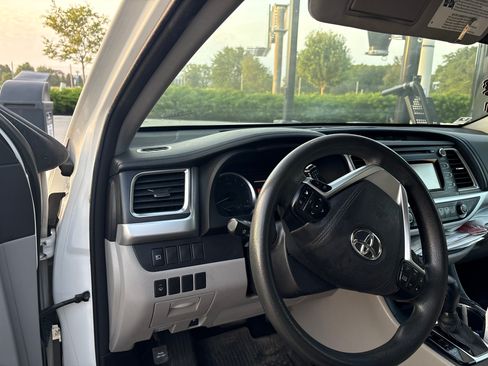 Used 2018 Toyota Highlander LE AWD/4WD image 5