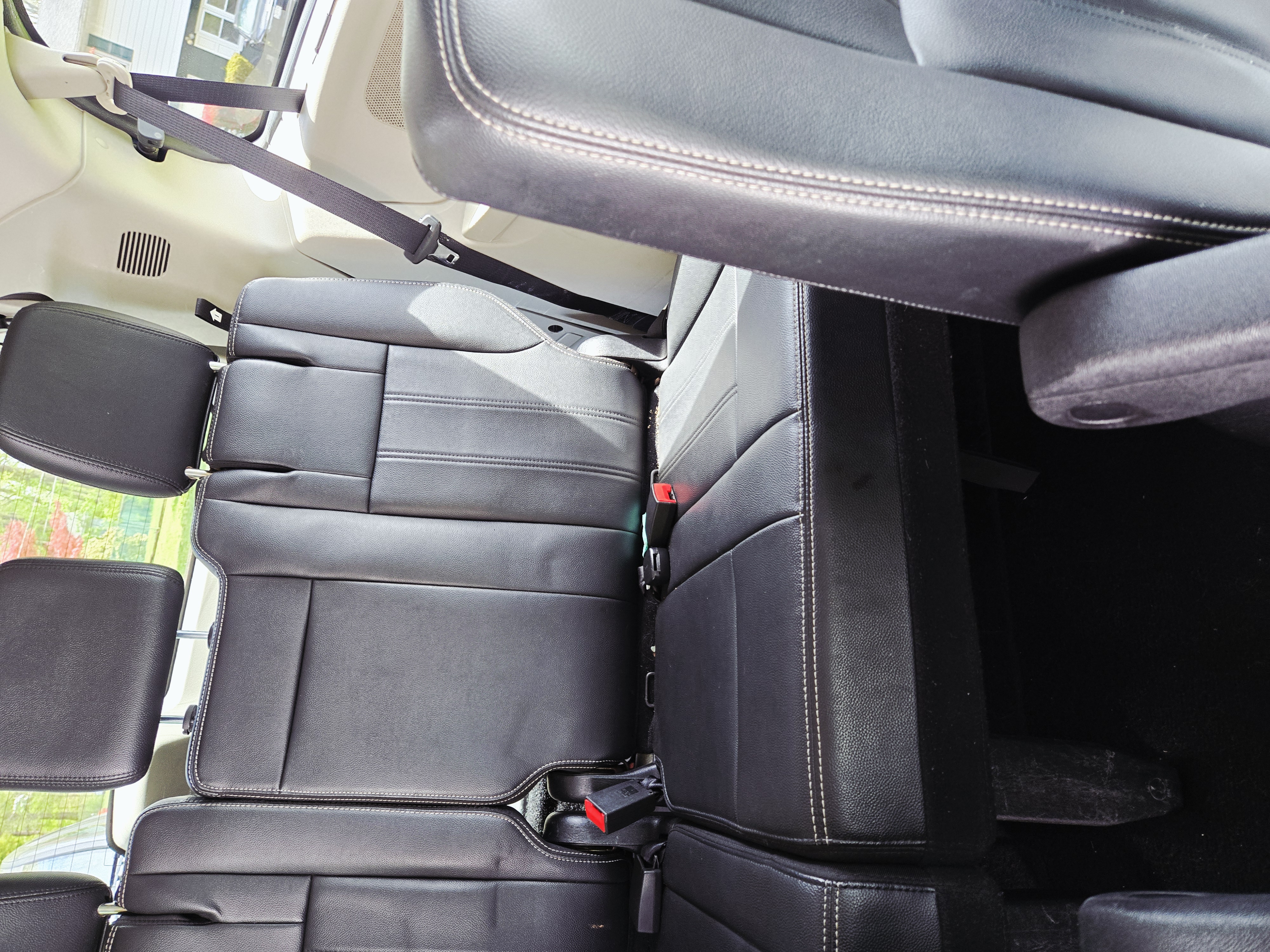 Used 2016 Chrysler Town & Country Touring w/ Driver Convenience Group FWD image 11