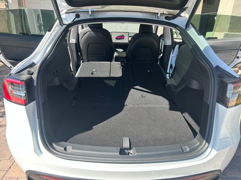 Used 2024 Tesla Model Y Long Range image 10