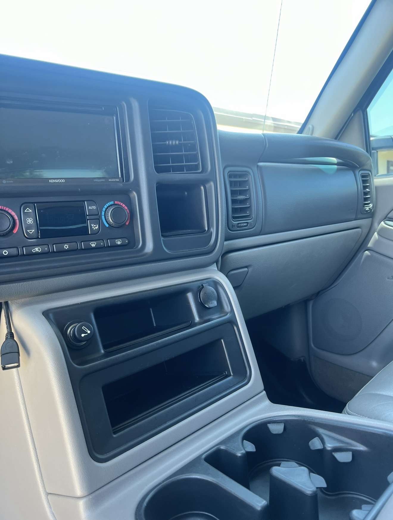 Used 2005 Chevrolet Suburban 2500 LS w/ Suspension Package, Autoride AWD/4WD image 12