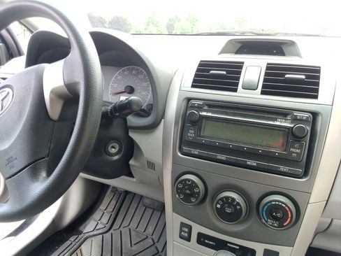 Used 2012 Toyota Corolla LE FWD image 12
