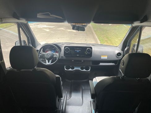 Used 2021 Mercedes-Benz Sprinter 2500 image 6