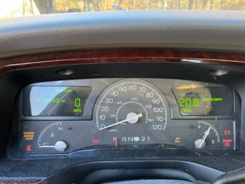 Used 2004 Lincoln Town Car Signature image 19