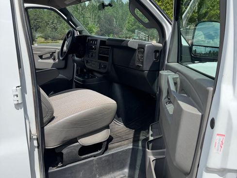 Used 2017 Chevrolet Express 3500 LT w/ LT Preferred Equipment Group RWD image 10