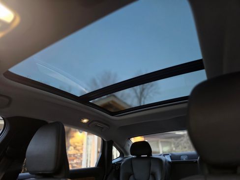 Used 2022 Volvo S90 B6 Momentum image 26