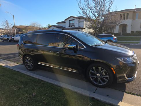 Used 2017 Chrysler Pacifica Limited w/ UConnect Theater Package image 5