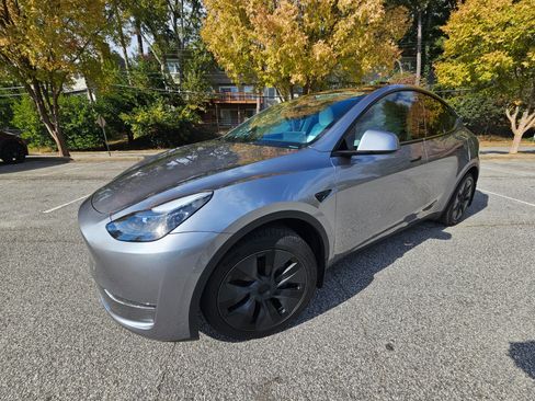 Used 2024 Tesla Model Y Long Range image 2