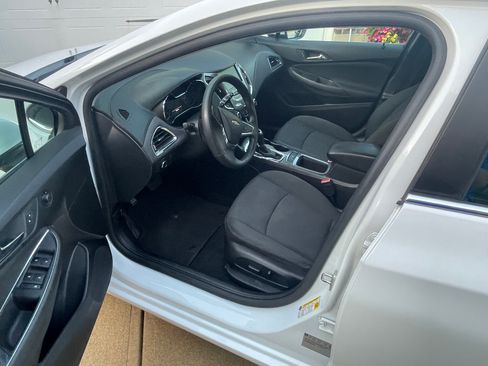 Used 2017 Chevrolet Cruze LT w/ Convenience Package FWD image 8
