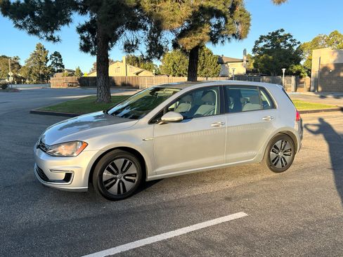 Used 2016 Volkswagen e-Golf SE w/ DC Fast Charging Package image 10