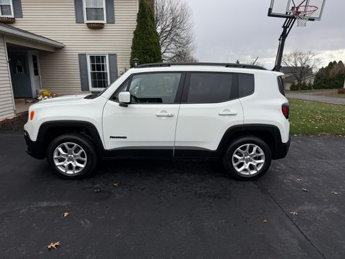 Used 2017 Jeep Renegade Latitude image 1