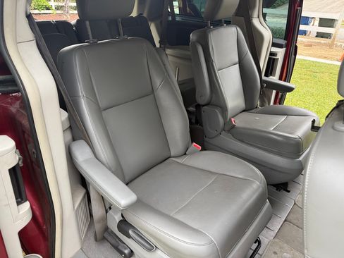 Used 2014 Volkswagen Routan SE image 14