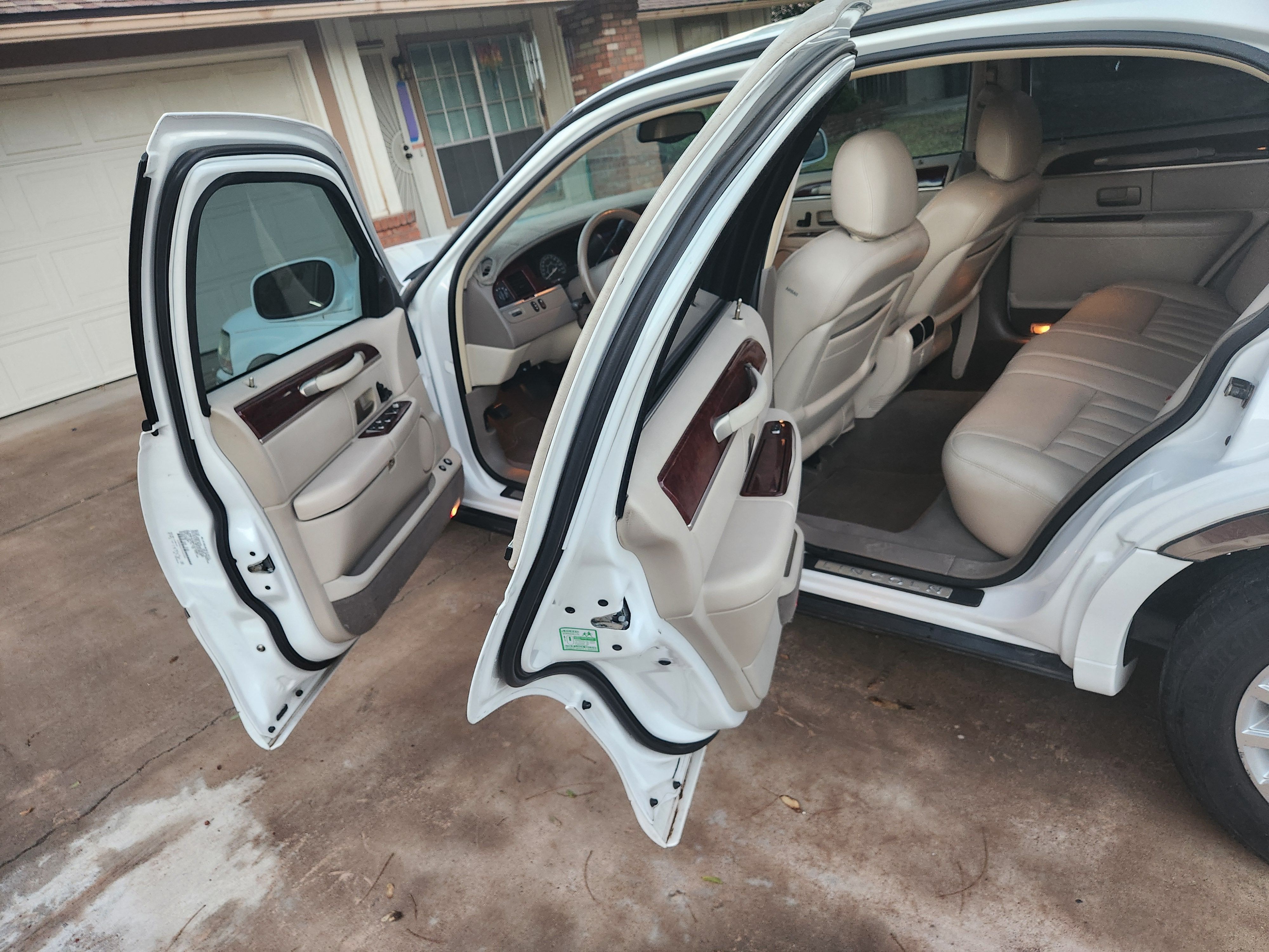 Used 2003 Lincoln Town Car Executive RWD image 13