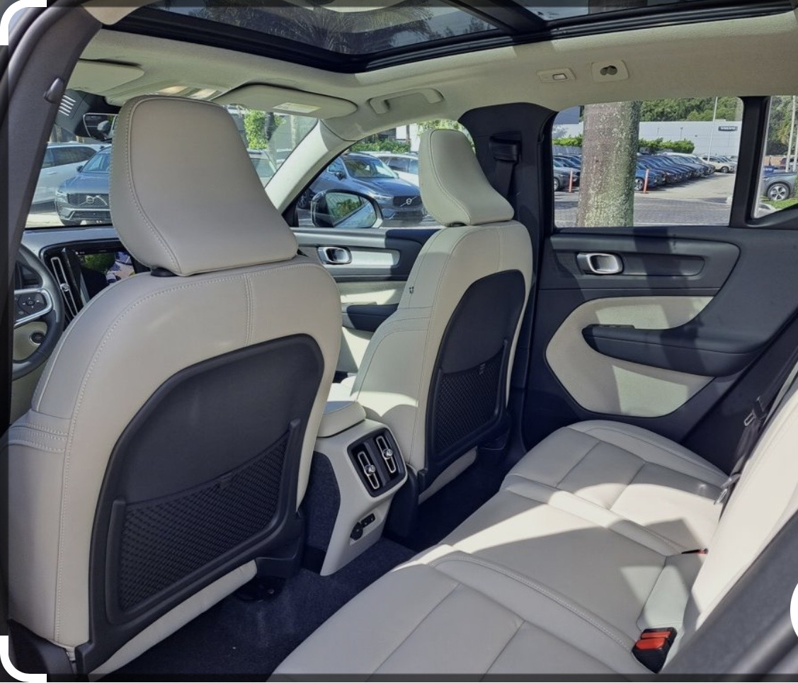 Used 2021 Volvo XC40 T5 Momentum w/ Premium Package AWD/4WD image 6