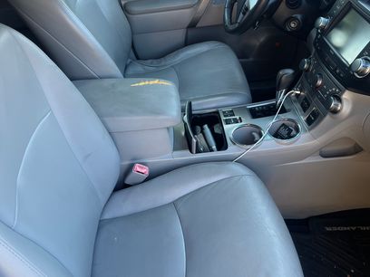 Used 2012 Toyota Highlander SE