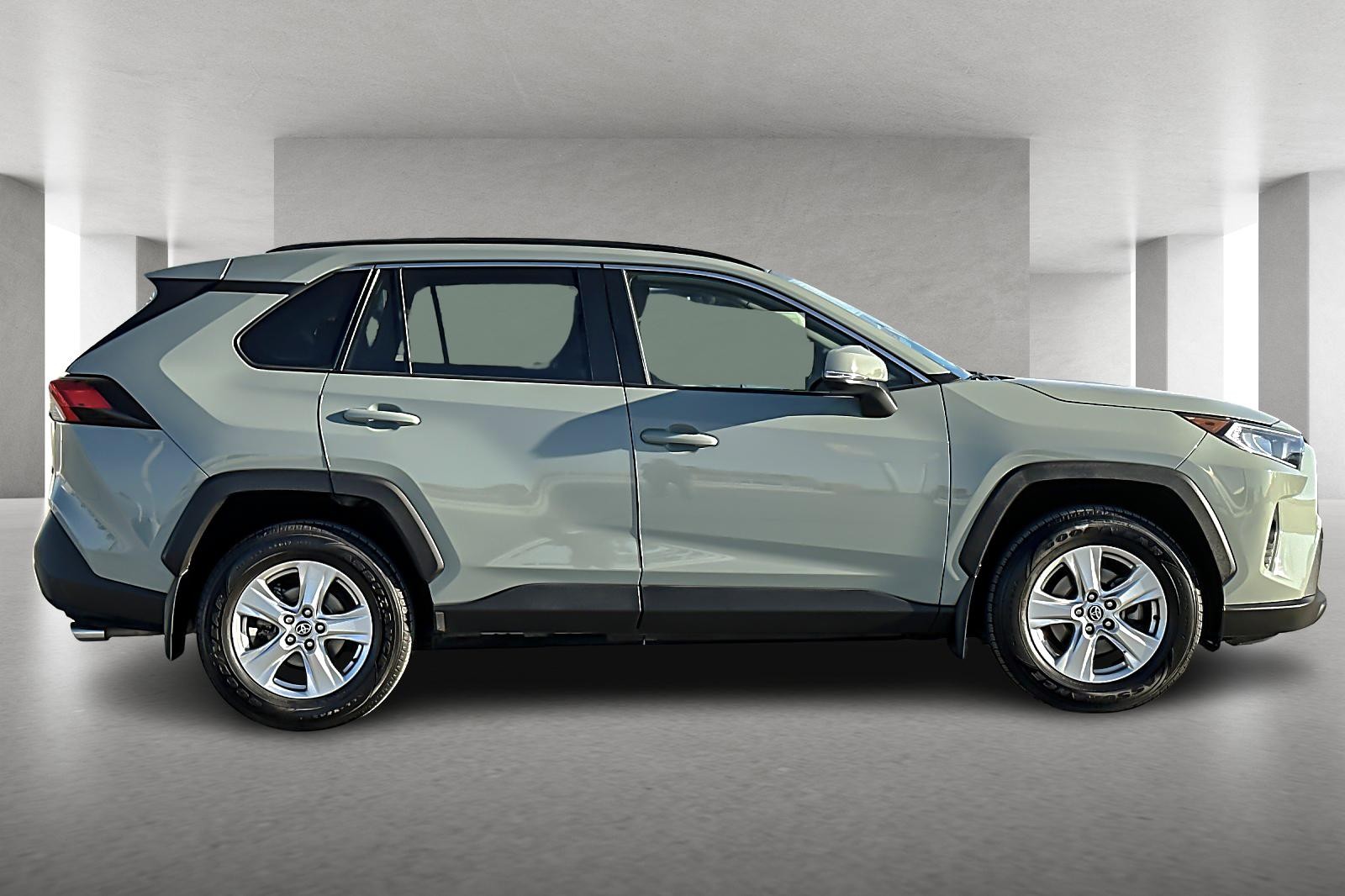 Used 2020 Toyota RAV4 XLE w/ Carpet Mat Package FWD image 2