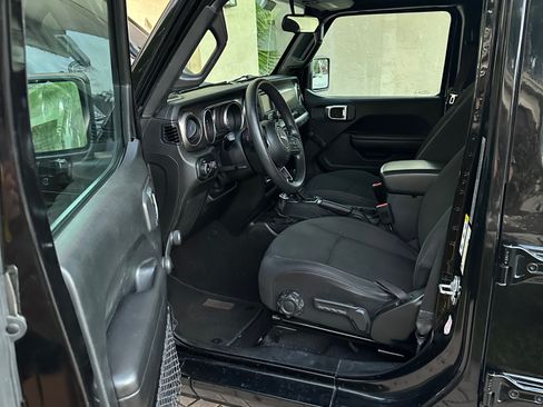 Used 2018 Jeep Wrangler Unlimited Sport image 8