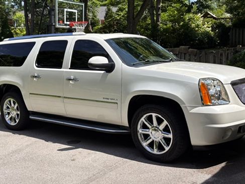 Used 2011 GMC Yukon XL Denali AWD/4WD image 1