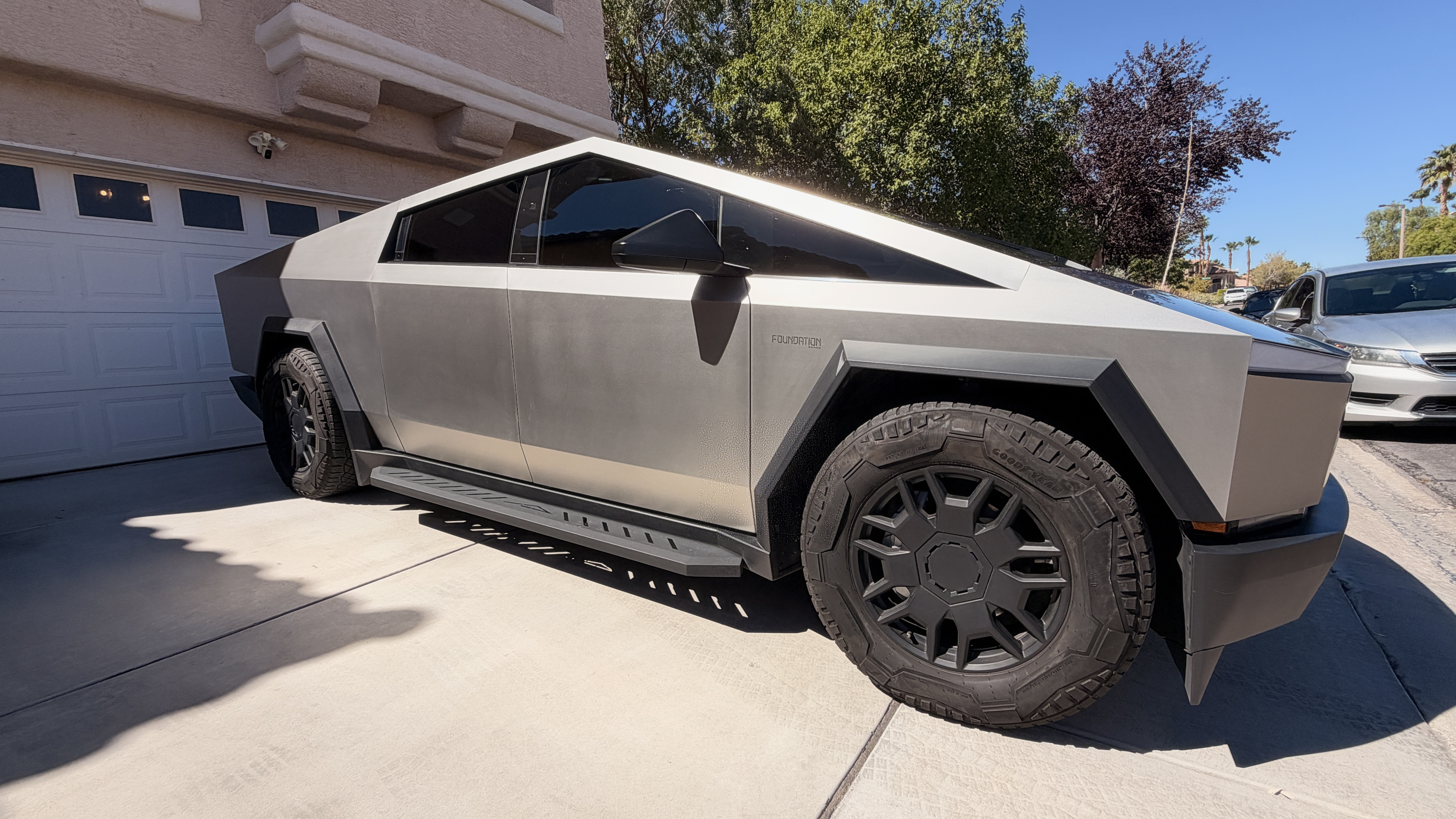 Used 2024 Tesla Cybertruck AWD Crew Cab image 4