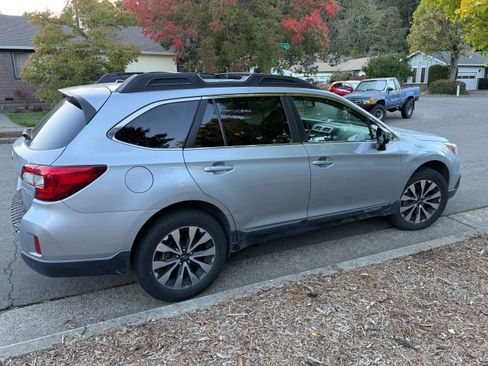 Used 2015 Subaru Outback 2.5i Limited image 2