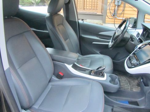 Used 2021 Chevrolet Bolt Premier w/ Infotainment Package image 5