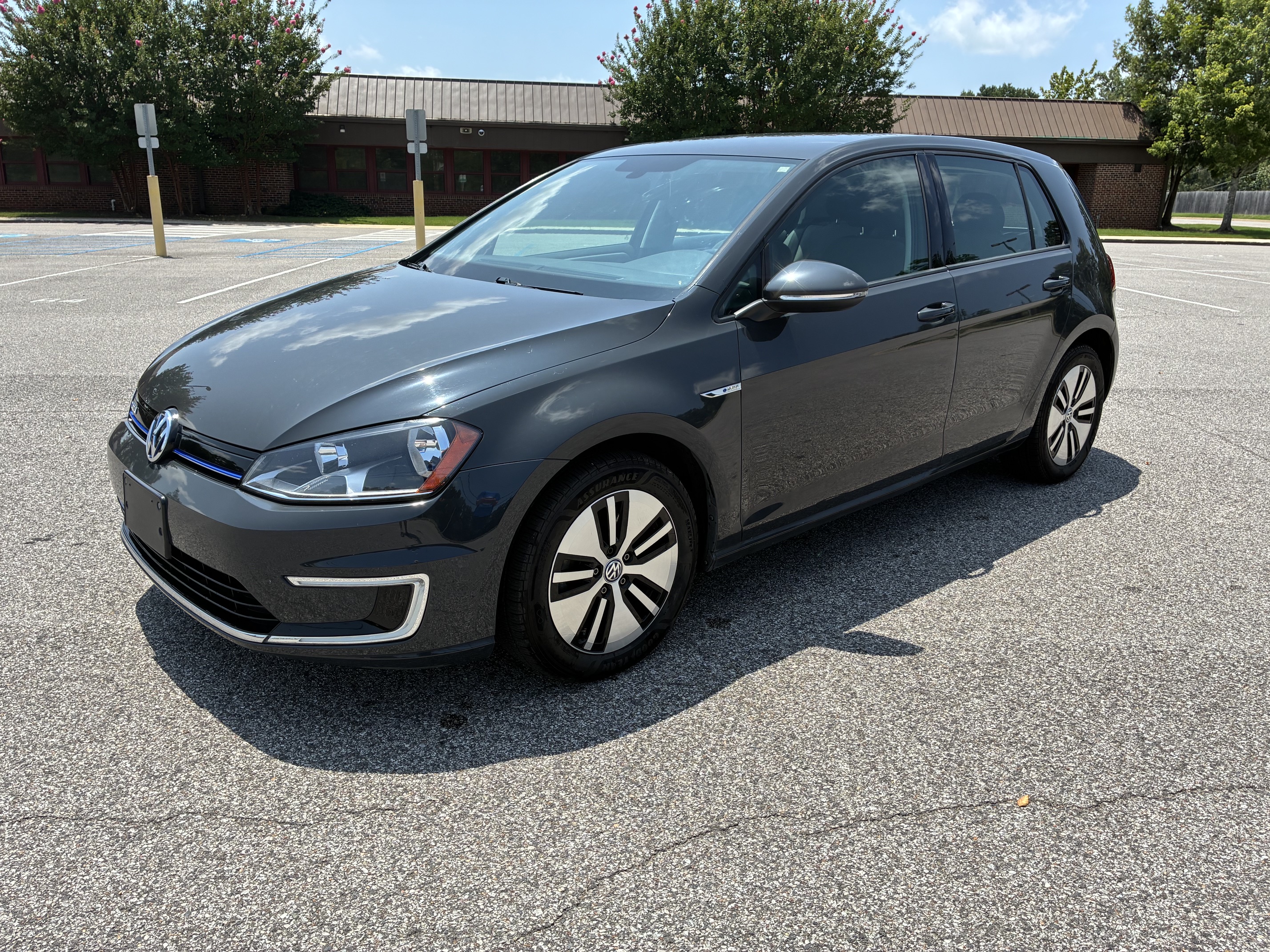 Used 2016 Volkswagen e-Golf SE FWD image 2