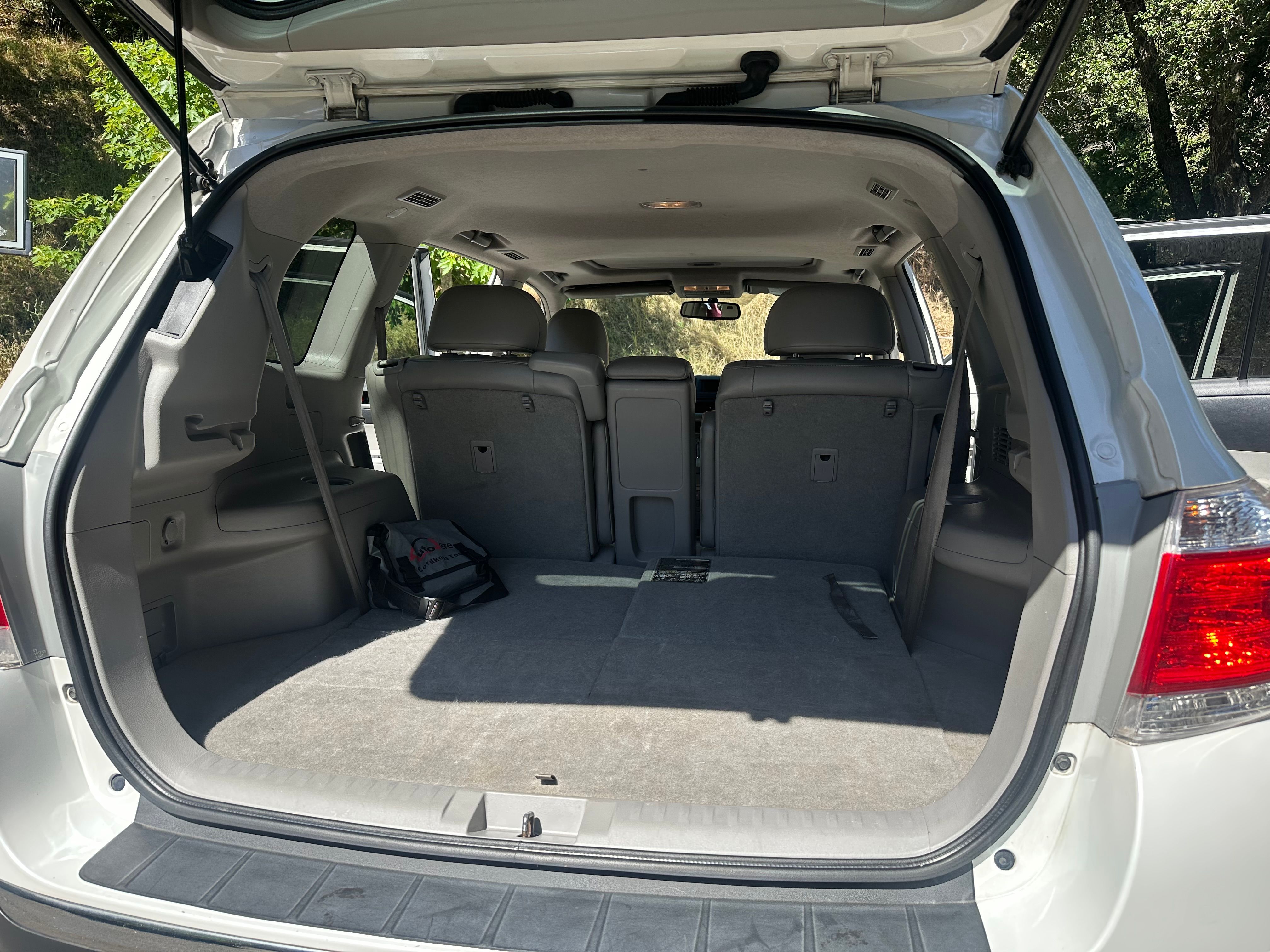 Used 2012 Toyota Highlander SE w/ Tow Pkg FWD image 2