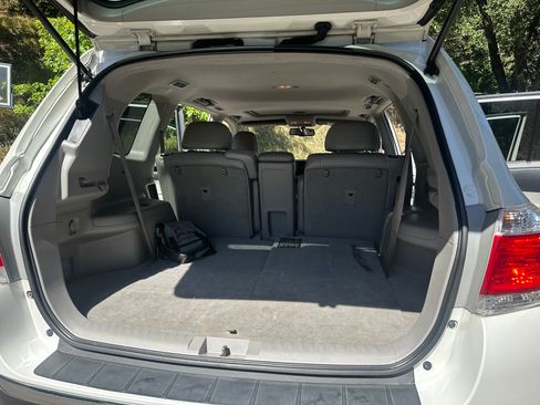Used 2012 Toyota Highlander SE w/ Tow Pkg FWD image 2