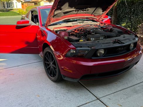 Used 2010 Ford Mustang GT Premium image 11