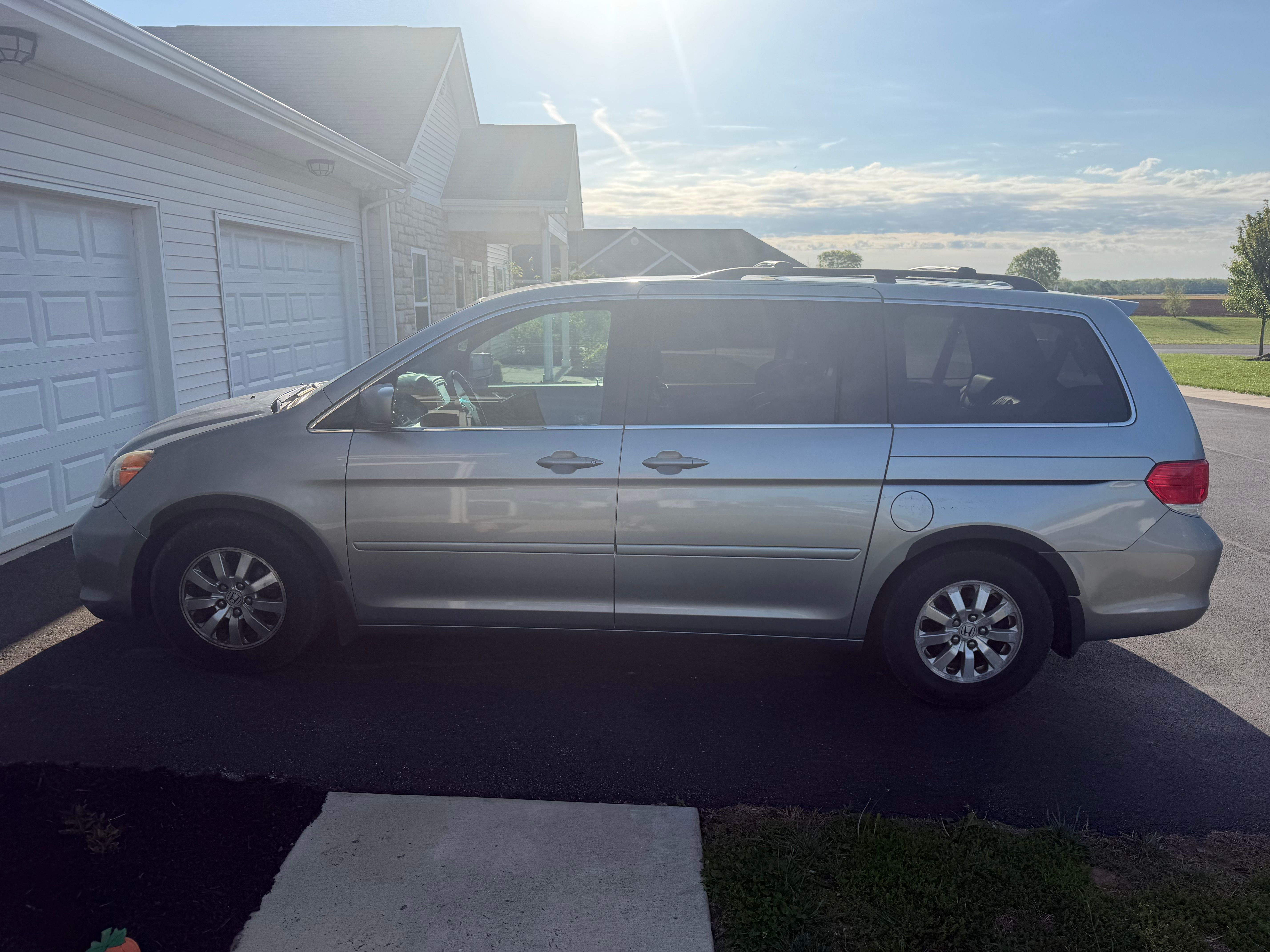 Used 2010 Honda Odyssey EX-L image 1