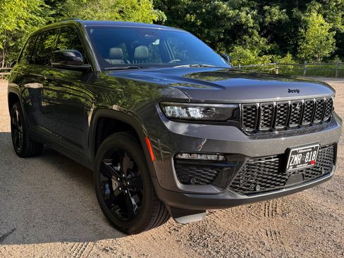 Used 2025 Jeep Grand Cherokee Limited w/ Luxury Tech Group II AWD/4WD image 2