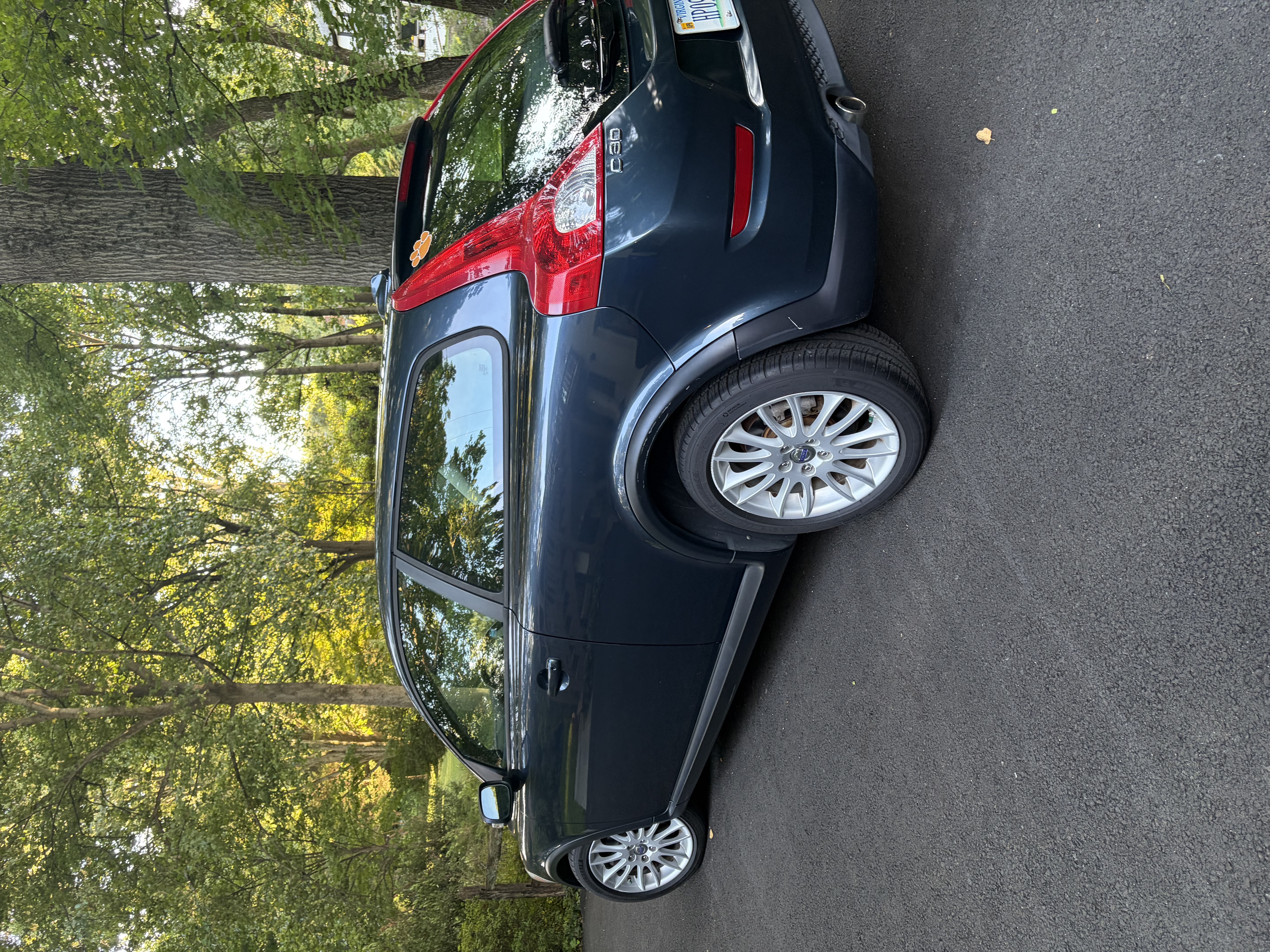 Used 2011 Volvo C30 T5 w/ Preferred Pkg FWD image 2