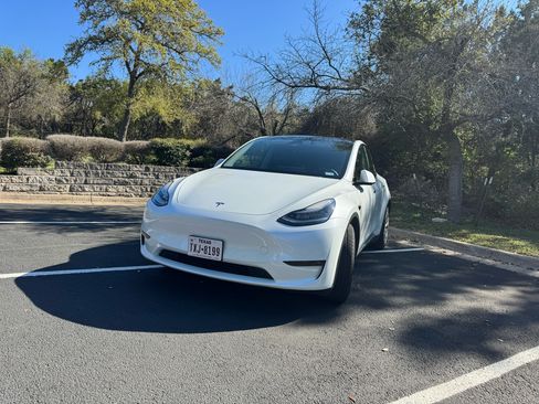 Used 2021 Tesla Model Y Long Range image 1