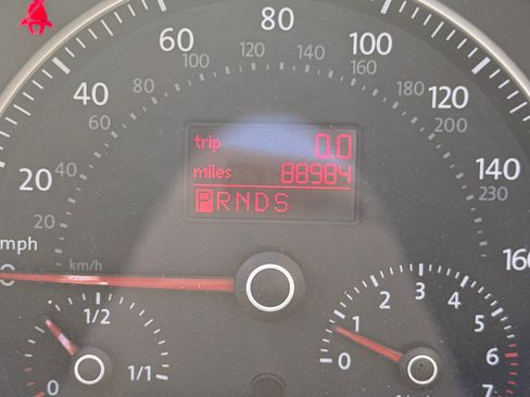 Used 2010 Volkswagen Beetle Convertible image 6