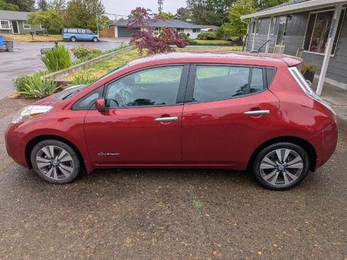 Used 2013 Nissan Leaf SL w/ Premium Pkg FWD image 6