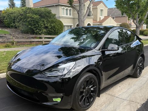 Used 2023 Tesla Model Y Long Range AWD/4WD image 1