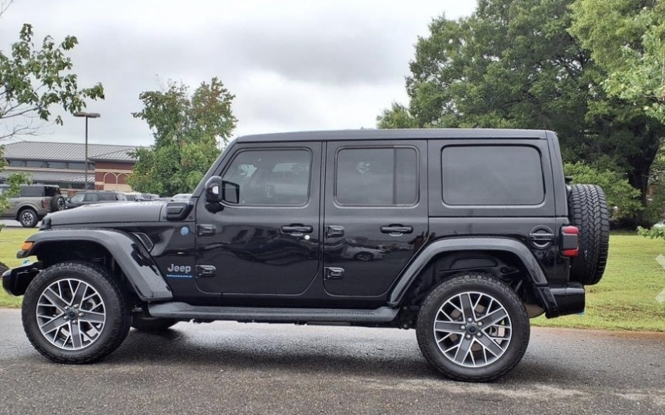 Used 2024 Jeep Wrangler High Altitude AWD/4WD image 2
