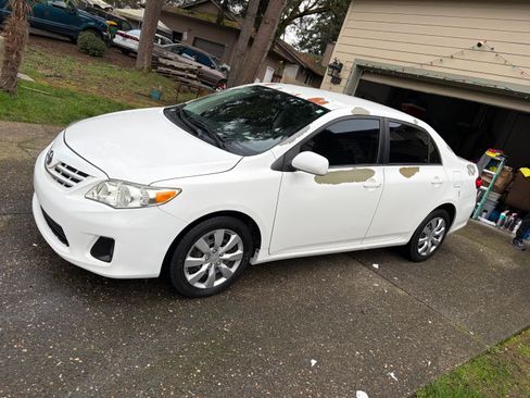 Used 2013 Toyota Corolla LE image 2