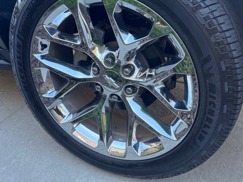 Used 2018 Chevrolet Suburban LT AWD/4WD image 4