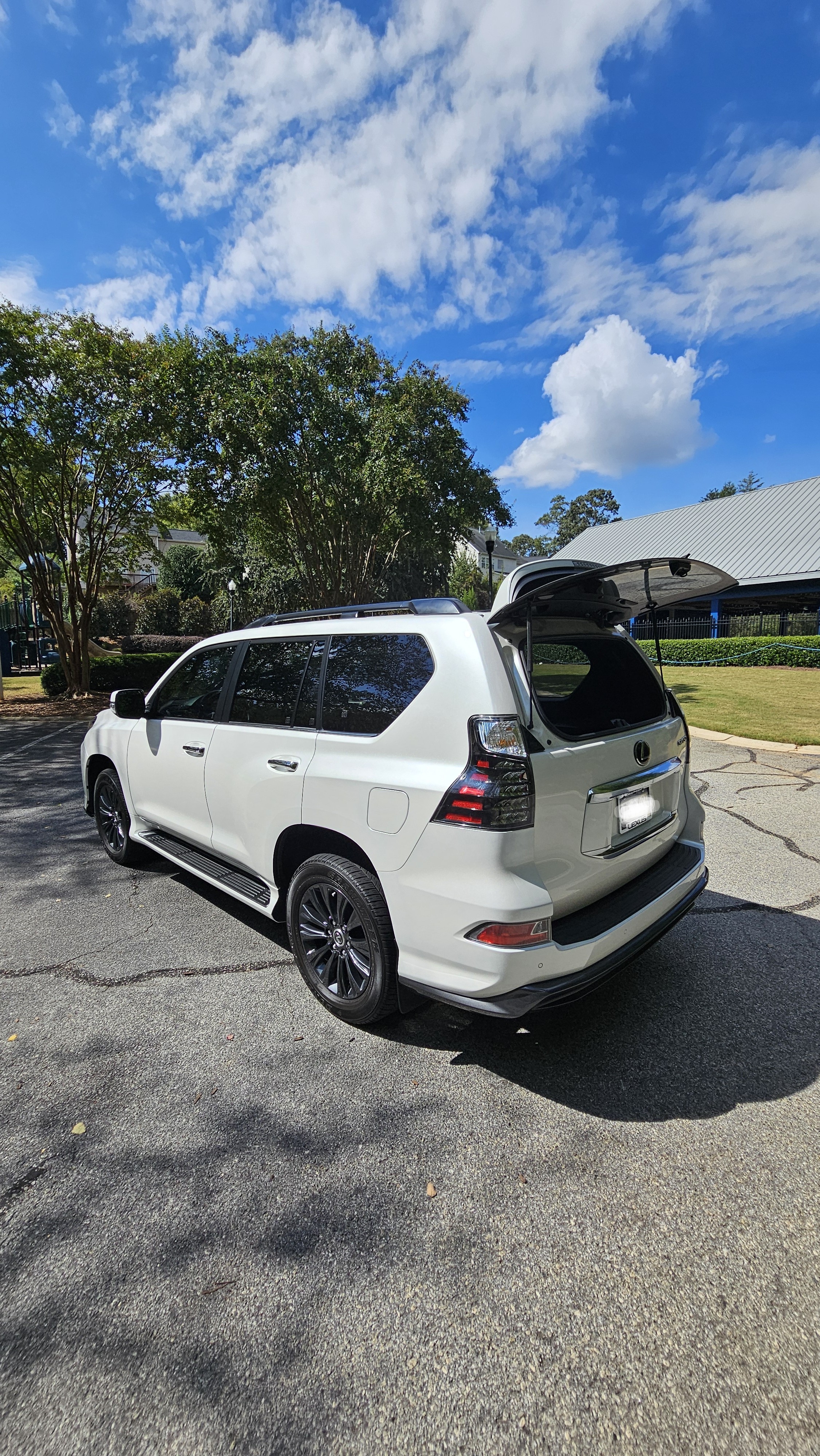 Used 2023 Lexus GX 460 Premium w/ Accessory Package AWD/4WD image 8