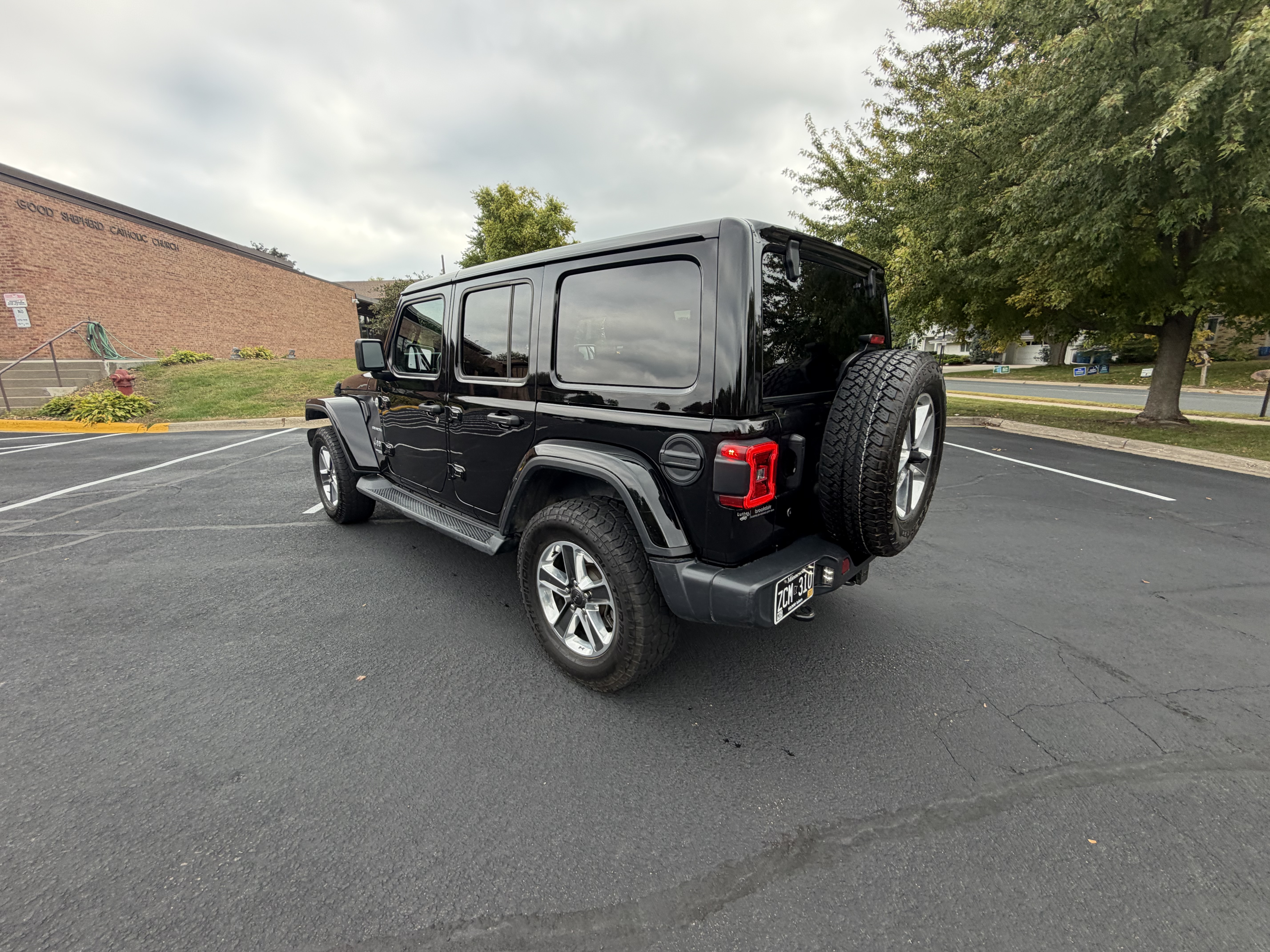 Used 2020 Jeep Wrangler Unlimited Sahara AWD/4WD image 16