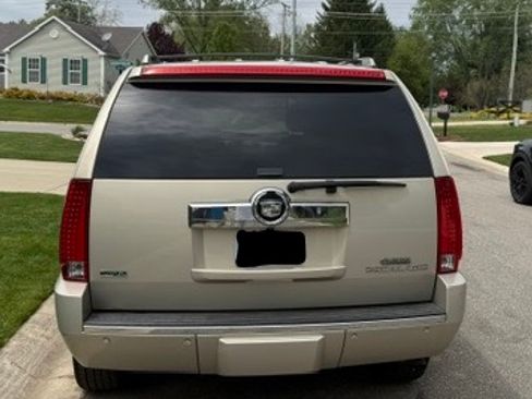 Used 2011 Cadillac Escalade Luxury AWD/4WD image 6