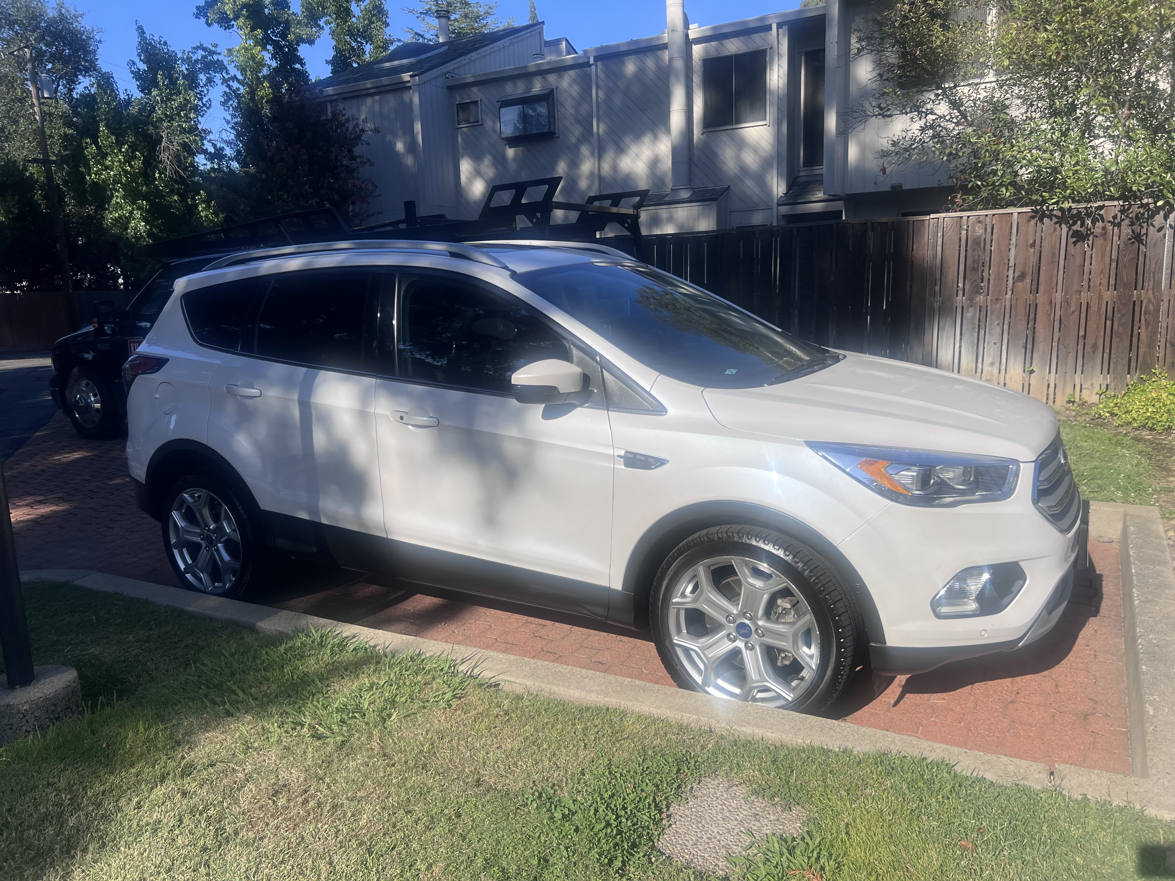 Used 2018 Ford Escape Titanium w/ Ford Safe & Smart Package FWD image 1