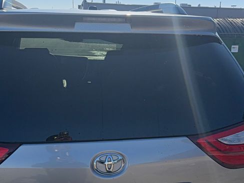 Used 2017 Toyota Sienna XLE Premium image 5