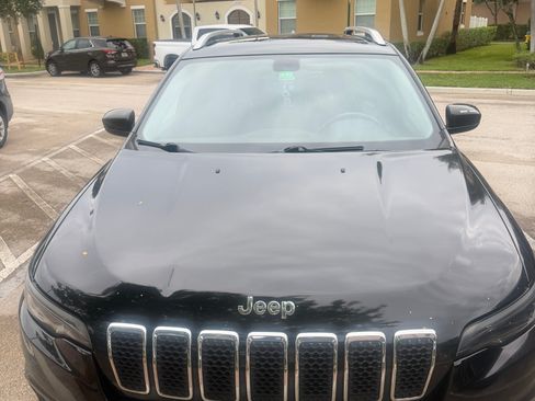 Used 2019 Jeep Cherokee Latitude Plus FWD image 1