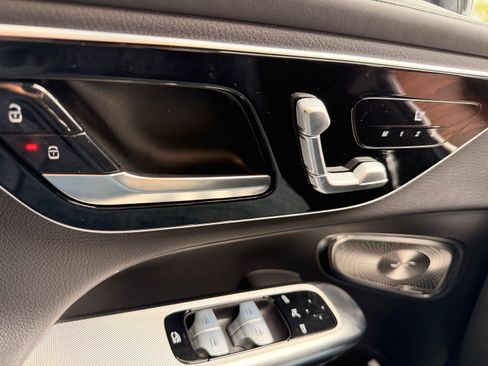 Used 2024 Mercedes-Benz GLC 300 4MATIC image 11