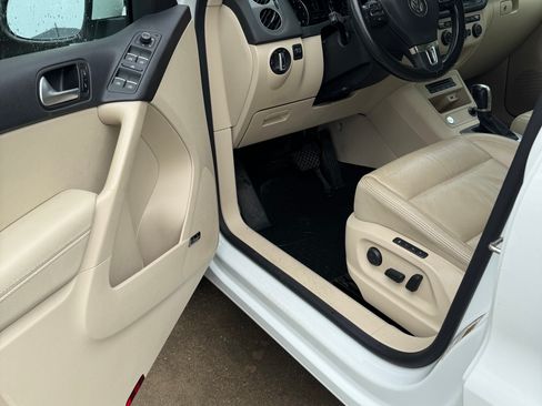 Used 2016 Volkswagen Tiguan SEL FWD image 2
